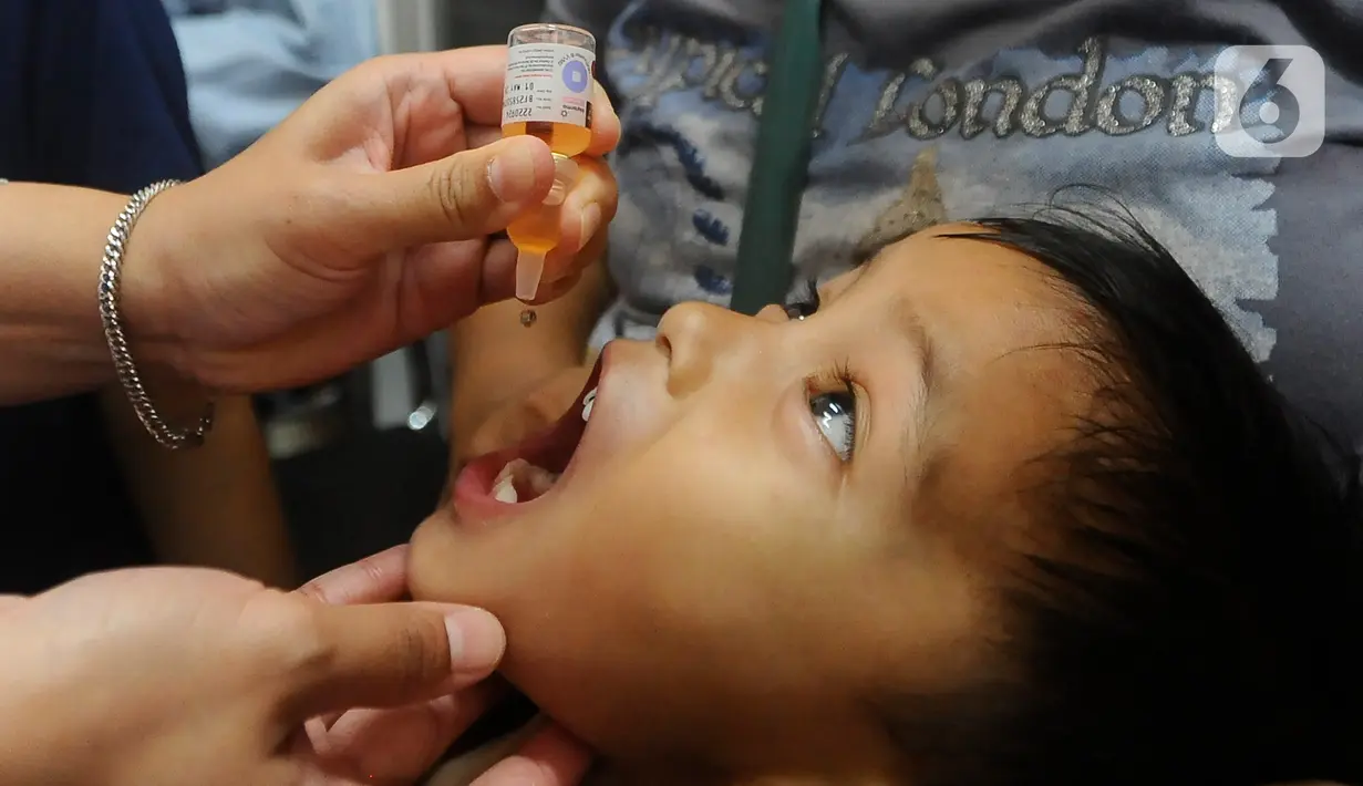 Petugas memberikan vaksin polio tetes kepada siswa kelas satu SDN Srengseng Sawah 12 Pagi di RPTRA (Ruang Publik Terpadu Ramah Anak) Shibi, Srengseng Sawah, Jakarta, Selasa (23/7/2024). (merdeka.com/Arie Basuki)