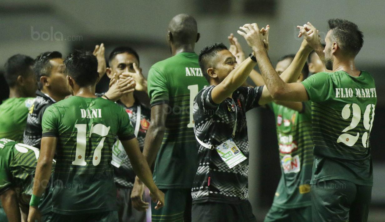 Pemain PS TNI merayakan gol yang dicetak oleh Elio Martins, ke gawang Sriwijaya FC pada laga Liga 1 Indonesia di Stadion Pakansari, Bogor, Rabu, (25/10/2017). PS TNI menang 2-1 atas Sriwijaya FC. (Bola.com/M Iqbal Ichsan)