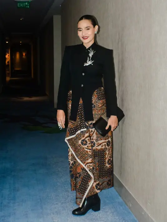 Sebagai penutup tampilan maskulinnya, Ine mengenakan boots yang modern [@hagaipakan]