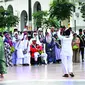 Sekelompok pengunjung umrah berpakaian tradisional yang sedang berfoto di Makkah dan Madinah saat Idul Fitri. (Sumber: Arab News/SPA)