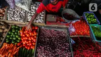 Aktivitas pedagang di Pasar Kebayoran Lama, Jakarta, Kamis (4/4/2024). (Liputan6.com/Angga Yuniar)