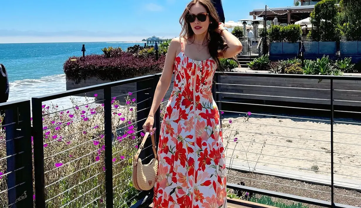 Jangan ragu berikan sentuhan vibrant pada look kamu dengan pilihan dress warna cerah seperti yang dikenakan Cathy satu ini.  [@cathysharon].