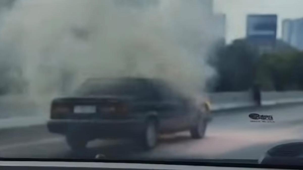 Sedan Volvo Terbakar di Tol JORR
