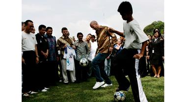 Kala Zidane Main Bola Pakai Batik