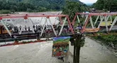 Tim Ekspedisi Hutan Merdeka membentangkan spanduk raksasa di Jembatan Trikora Batang Toru Sumatera Utara, Rabu, 19 Agustus 2026. (Istimewa)