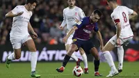Striker Barcelona, Munir El Haddadi, berusaha melewati pemain Cultural Leonesa pada laga Copa del Rey di Stadion Camp Nou, Rabu (5/12). Barcelona menang 4-1 atas Cultural Leonesa. (AP/Manu Fernandez)