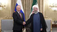 Presiden Rusia Vladimir Putin (kiri) saat bertemu dengan Pemimpin Tertinggi Iran Ayatollah Ali Khamenei (Alexey Druzhinin/AFP)