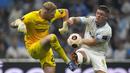 Kiper Brigthon, Jason Steele (kiri) berebut bola dengan pemain Marseille, Vitor Oliveira Vitinha pada laga Grup B Liga Europa 2023/2024 di Stade Velodrome, Marseille, Prancis, Jumat (05/10/2023) dini hari WIB. (AP Photo/Daniel Cole)