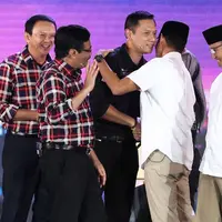 Agus Yudhoyono bersalaman dengan Sandiaga Uno usai Debat Cagub DKI Jakarta putaran ketiga di Hotel Bidakara, Jakarta, Jumat (10/2). Debat ke-3 ini mengangkat tema masalah kependudukan dan peningkatan kualitas hidup masyarakat.(Liputan6.com/Faizal Fanani)