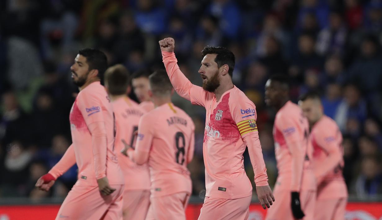 Striker Barcelona, Lionel Messi, melakukan selebrasi usai membobol gawang Getafe pada laga La Liga di Stadion Alfonso Perez, Minggu (6/1). Barcelona menang 2-1 atas Getafe. (AP/Manu Fernandez)
