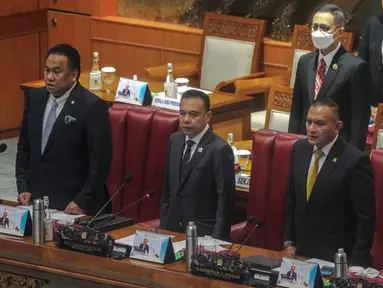 Wakil Ketua DPR Sufmi Dasco Ahmad (tengah), Rachmad Gobel (kiri), dan Lodewijk Freidrich Paulus (kanan) memimpin Rapat paripurna ke-17 Masa Persidangan III Tahun Sidang 2022-2023 di Kompleks Parlemen, Senayan, Jakarta, Kamis (16/2/2023). Rapat Paripurna tersebut dalam rangka penutupan Masa Persidangan III Tahun Sidang 2022-2023. (Liputan6.com/Faizal Fanani)