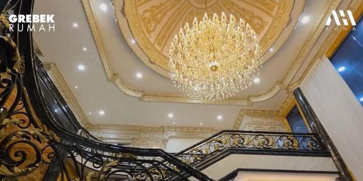 6 Potret Tangga Rumah Gen Halilintar di Jakarta, Mewah Bak Istana Negeri Dongeng
