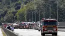 Sejumlah kendaraan berada di lokasi kecelakaan antara bus carter mahasiswa dengan kendaraan wisata amfibi di sebuah jembatan di Seattle, AS, Kamis (25/9). Kecelakaan itu menewaskan satu WNI bernama Privando Eduardus Putradanto. (REUTERS/Jason Redmond)