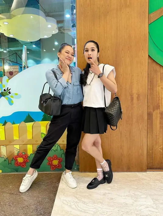 Presenter berusia 36 tahun itu menambahkan, bahwa yang berbeda adalah dari segi obrolan. Setelah memiliki anak, yang dicari adalah tempat bermain anak. [Instagram/yuanitachrist]