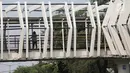 Pekerja menyelesaikan pembangun jembatan Skybridge di Ramangun, Jakarta, Kamis (4/7/2019). Pembangunan Skybridge sudah 98 persen rampung, yang nantinya akan menghubungkan Stasiun Kereta LRT Velodrome dengan halte busway Pemuda Rawamangun akan rampung akhir bulan ini. (Liputan6.com/Faizal Fanani)