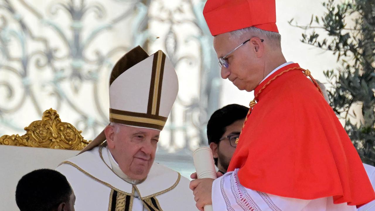 FOTO: Asap Putih Muncul di Kapel Sistina, Robert Prevost Terpilih Jadi Paus Leo XIV