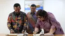 Direktur Gas dan EBT Pertamina Yenni Andayani bersama Dirut PGN Jobi Triananda Hasjim menandatangani kerjasama Pembangunan dan Pengoperasian bersama Pipa Transmisi Gas Duri-Dumai di di Kementerian BUMN, Jakarta, Jumat (9/6). (Liputan6.com/Angga Yuniar)