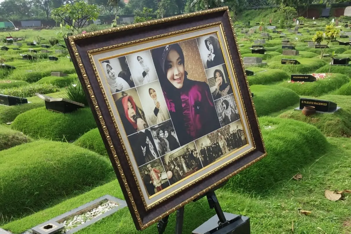 Pemakaman Rina Gunawan. (Liputan6.com/ Sapto Purnomo)