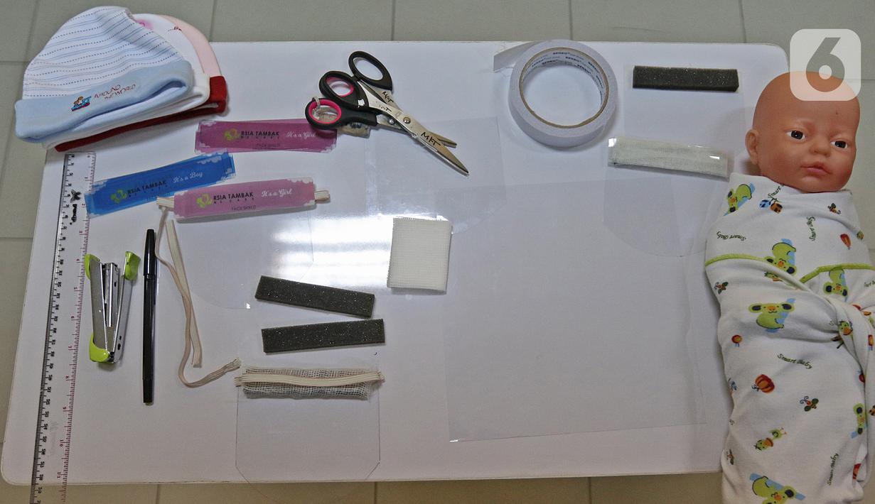 Foto Melihat Pembuatan Face Shield Mini Untuk Bayi Health