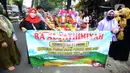 Sejumlah murid dan orangtua TK Islam berjalan bersama sambil membawa poster di Jalan Raya Radjiman Widyo Ningrat, Jakarta, Sabtu (26/3/2022). Pemerintah telah memperbolehkan melaksanakan kewajiban selama bulan suci Ramadan dengan protokol kesehatan yang ketat. (merdeka.com/Imam Buhori)
