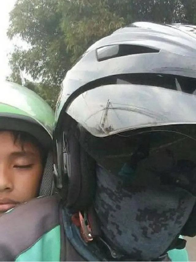 7 Potret Nyeleneh Kelakuan Penumpang Ojek Online, Bikin Geleng Kepala
