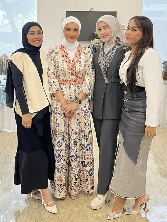 <p>Bergaya formal, Nisya Ahmad memilih outfit bernuansa monokrom. Aksen asimetris pada blouse hadirkan gaya yang begitu memikat. [Foto: Instagram/ Nisya Ahmad]</p>