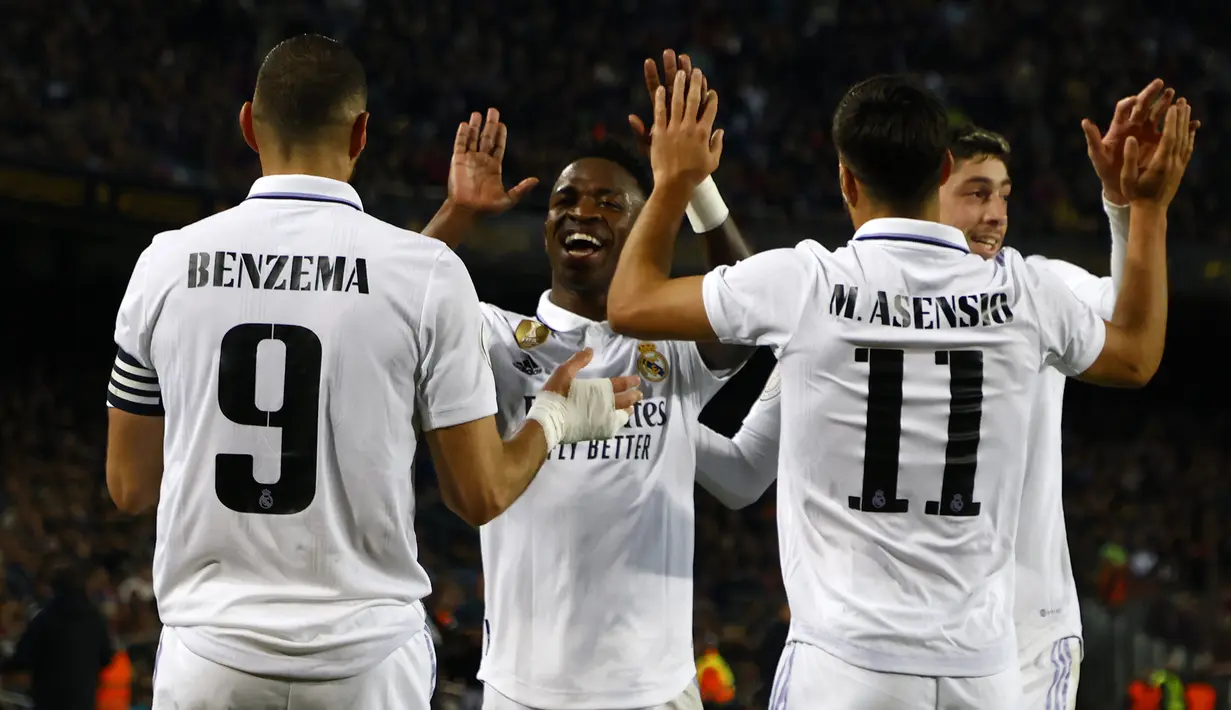 Selebrasi para pemain Real Madrid setelah Karim Benzema (kiri) mencetak gol keempat ke gawang Barcelona pada laga leg kedua semifinal Copa del Rey 2022/2023 di Camp Nou Stadium, Barcelona, Kamis (6/4/2023) dini hari WIB. (AP Photo/Joan Monfort)