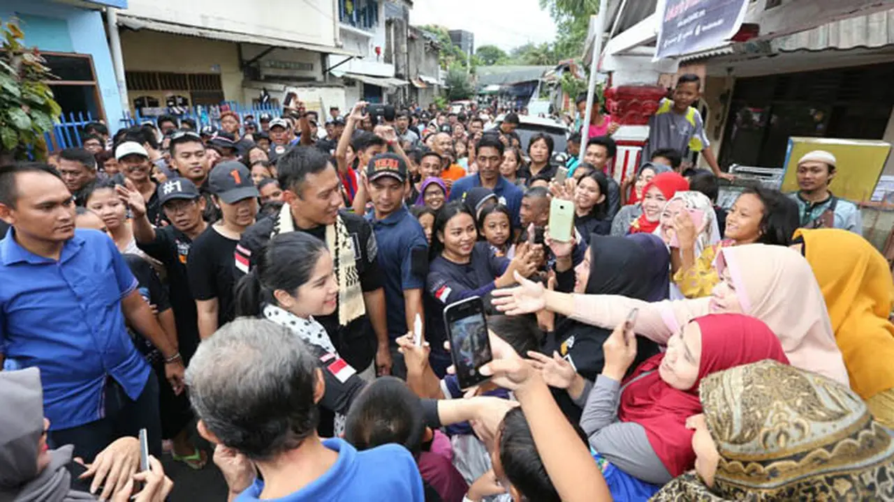 Gerilya Lapangan, Agus Harimurti Dikerubuti Banyak Ibu-ibu