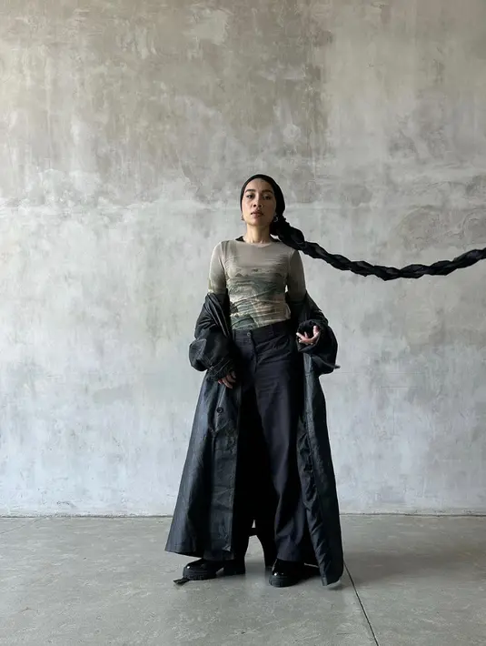 Kali ini, ia hadirkan gaya turban dengan aksen menjuntai. Material turban dililit sedemikian rupa untuk optimalkan penampilannya.  [Foto: Instagram. Yuna]