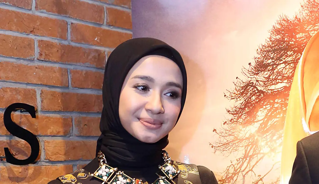 Sebelum Laudya, bintang film 'Aisyah: Biarkan Kami Bersaudara' lain, Ge Pamungkas juga menyempatkan berfoto bersama dengan Anis Baswedan. (Nurwahyunan/Bintang.com)