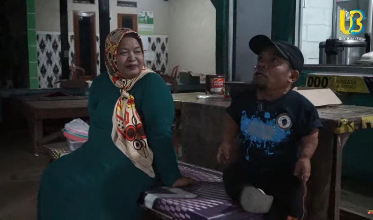 Tak lama kemudian, Adam pun mengakhiri aksinya. Ucok Baba kemudian datang menghampiri ibu pedagang takjil.&nbsp;<br>