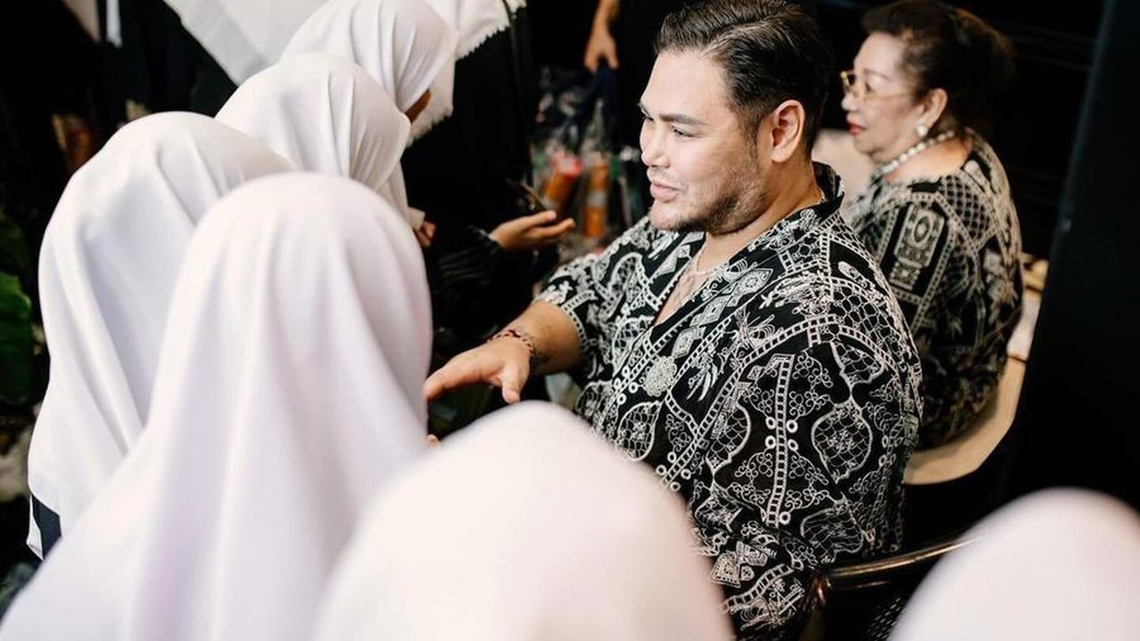 Menarik Perhatian