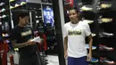 Pemain Timnas Indonesia, Irfan Bachdim dan Evan Dimas saat menghadiri Launching toko Fisik Football di AEON Mall, Jakarta, Sabtu (30/9/2017). Fisik Football menjual berbagai macam perlengkapan sepak bola. (Bola.com/M Iqbal Ichsan)