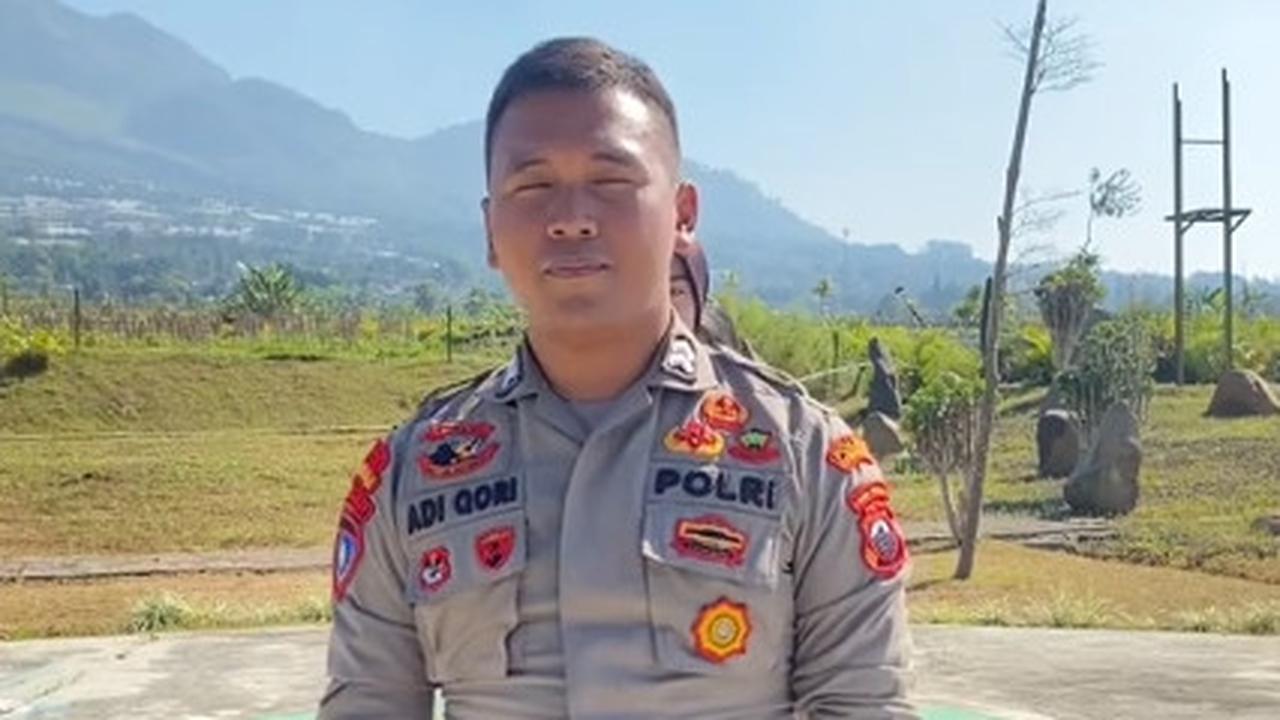 Viral Momen Polisi Make Up Penari, Aksinya Curi Perhatian