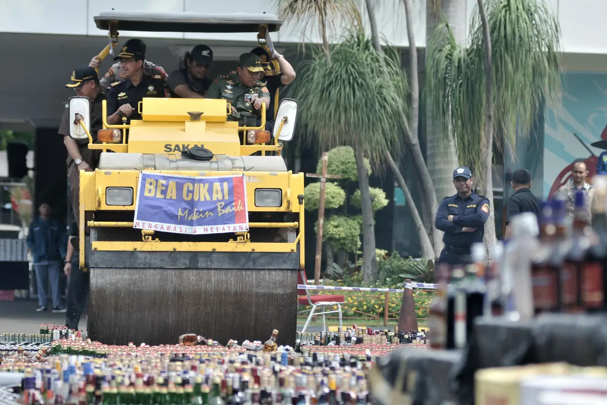 Bea Cukai Musnahkan Miras dan Rokok Ilegal