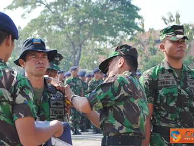 Satlinlamil Surabaya Laksanakan Sea Survival 2012