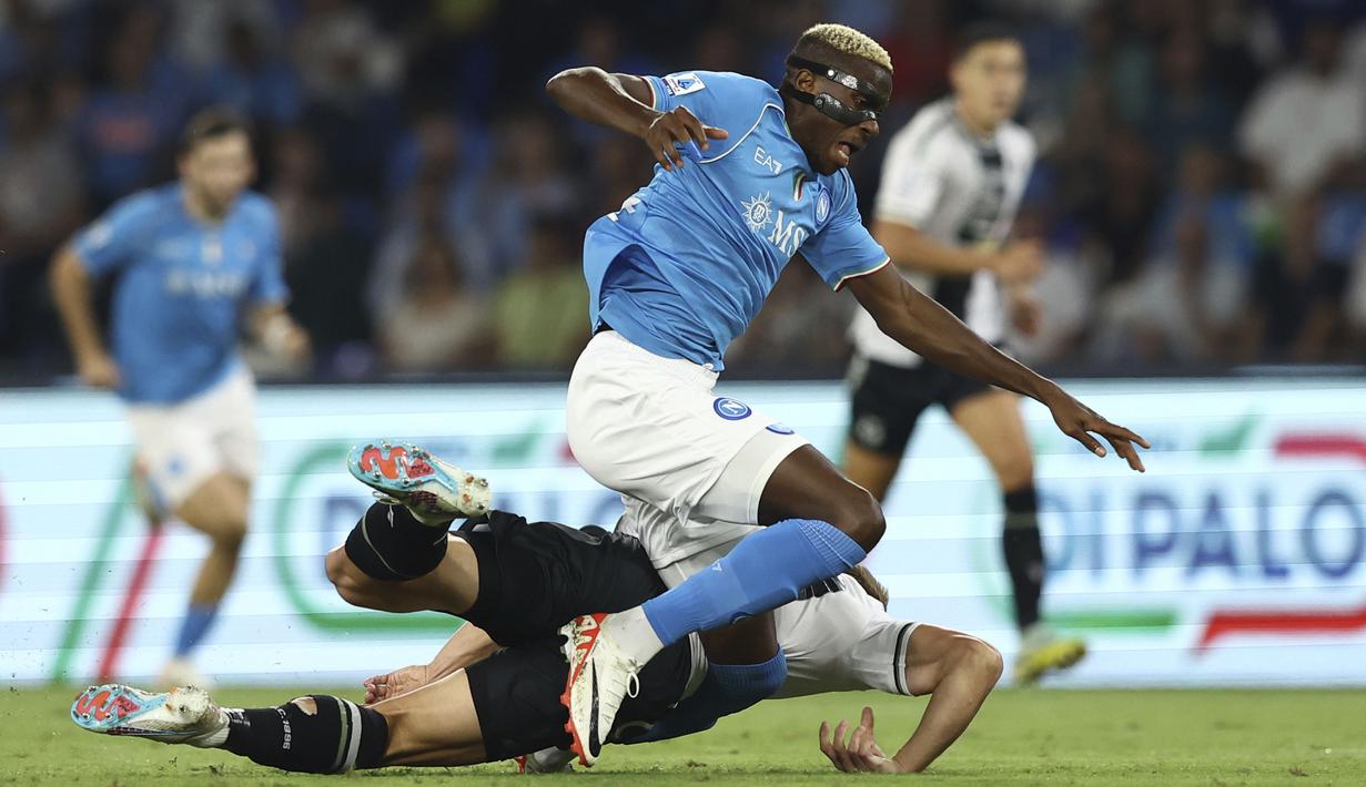 Pemain Napoli, Victor Osimhen, saat melawan Udinese pada laga liga Italia di Stadion Diego Armando Maradona, Kamis (28/9/2023). Napoli menang dengan skor 4-1. (Alessandro Garofalo/LaPresse via AP)