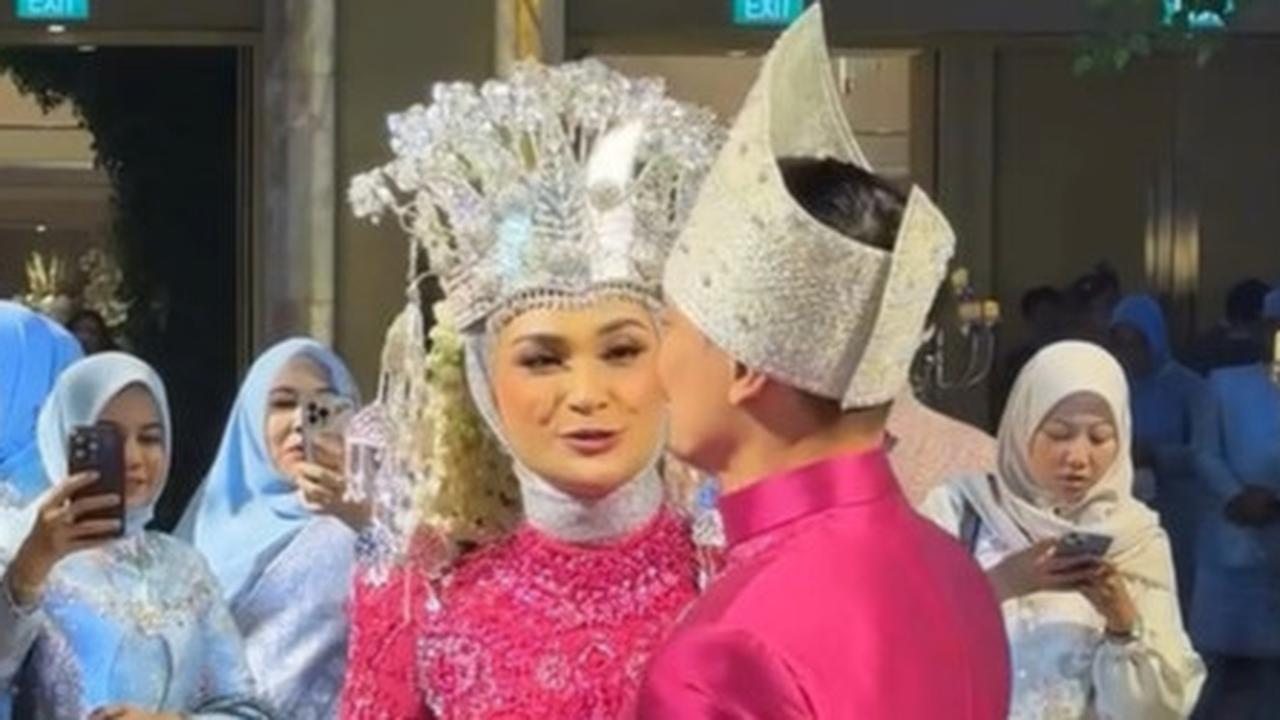 Romantis Banget, Potret First Dance Zumi Zola dan Putri Zulhas di Resepsi Pernikahannya - Cium Kening Mesra