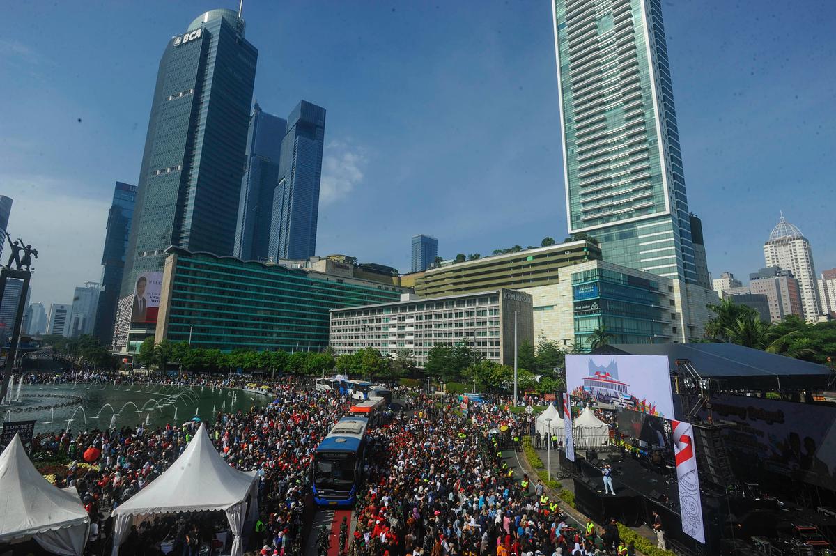 Antusiasme Ribuan Orang Padati Panggung Pesta Rakyat Pelantikan Prabowo di Bundaran HI