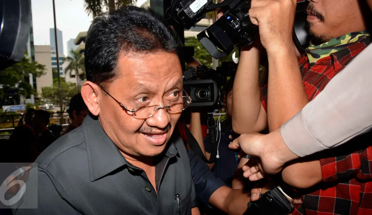 Jaksa Agung Muda Intelijen, Adi Toegarisman saat tiba di KPK, Jakarta, Kamis (31/3). Kedatangan Adi untuk mengkonfirmasi pada KPK terkait OTT terhadap oknum jaksa dari Kejaksaan Tinggi DKI Jakarta. (Liputan6.com/Helmi Afandi)