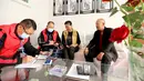 Petugas sensus mencatat data kependudukan dari sebuah rumah tangga di Desa Qidong, Qicun, yang terletak di Kota Zaozhuang, Provinsi Shandong, China pada 1 November 2020. China pada Minggu (1/11) memulai sensus populasi nasional ketujuh (Xinhua/Sun Zhongzhe)