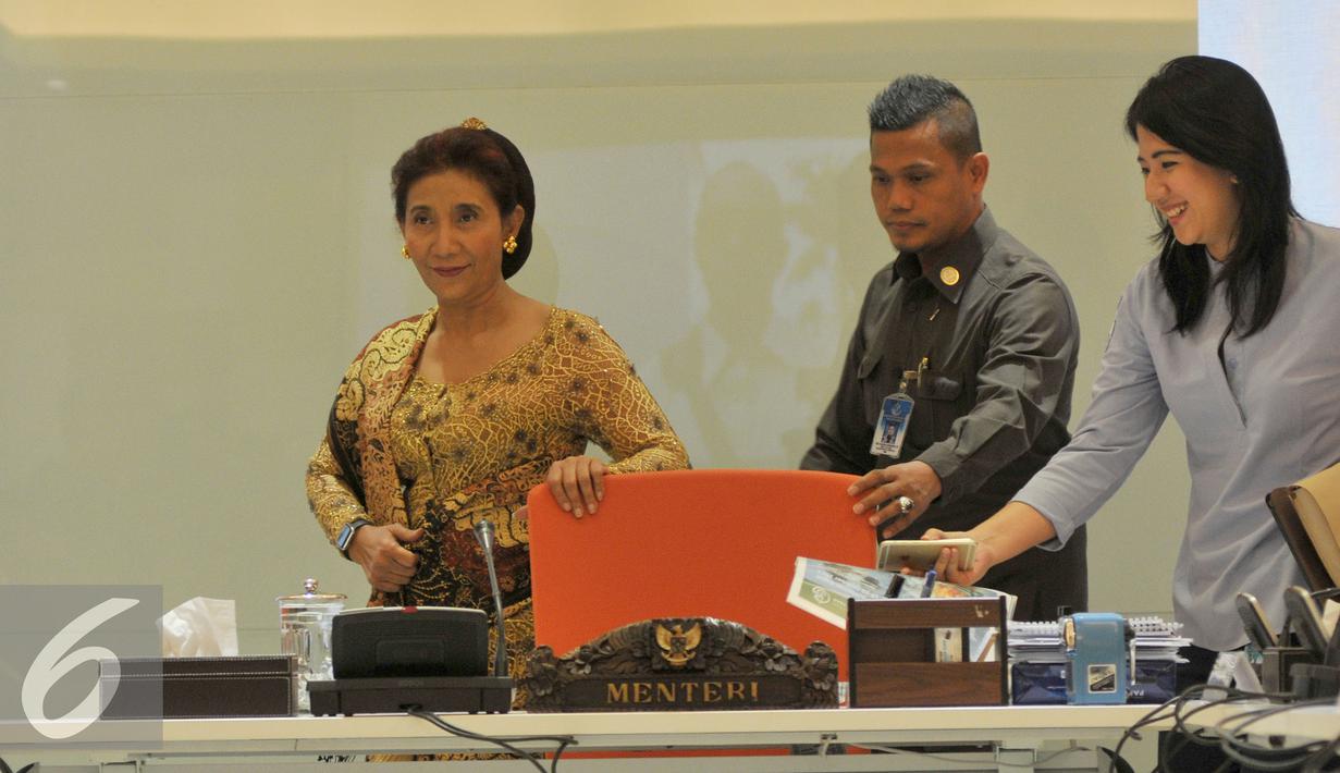 Menteri KKP, Susi Pudjiastuti tiba untuk konferensi pers di Kantor Kementerian, Jakarta, Kamis (15/10/2015). Susi berencana akan menenggelamkan 14 dari 18 kapal pada 19-20 Oktober 2015. (Liputan6.com/Andrian M Tunay)
