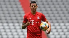Bek baru Bayern Munchen, Lucas Hernandez berpose saat dirinya diperkenalkan secara resmi di Allianz Arena, Munich, Senin (8/7/2019). Lucas Hernandez menjadi bek termahal di dunia setelah diboyong Bayern Munchen dari Atletico Madrid dengan harga 80 juta euro (Rp 1,2 triliun). (Christof STACHE/AFP)