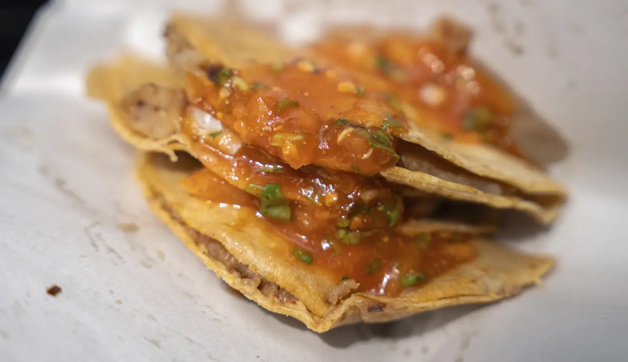 Rekor dunia tersebut diperoleh dengan menyajikan lebih dari 30.000 keranjang taco dalam 186 rasa berbeda. (AP Photo/Aurea del Rosario)
