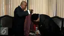 Menteri Lingkungan Hidup dan Kehutanan (LHK), Siti Nurbaya bertukar cenderamata dengan Menko bidang ekonomi yang merangkap Menteri Pertanian dan Perikanan Timor Leste, Estanislau Aleixo da Silva di Jakarta (24/8/2015). (Liputan6.com/Johan Tallo)