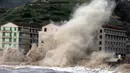 Pemandangan saat ombak besar yang diakibatkan terpaan Topan Maria menghantam tembok di pantai dekat Wenling, Provinsi Zhejiang, China, Rabu (11/7). (AFP)