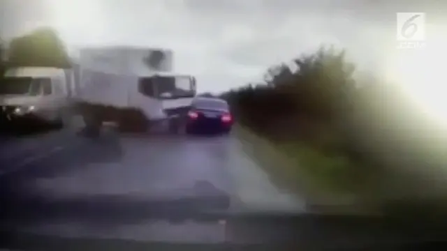 VIDEO: Detik-Detik Mobil Presiden Moldova Ditabrak Truk