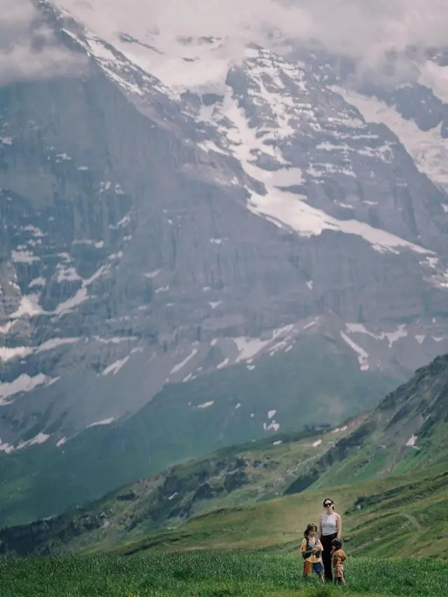Potret Sabai Morscheck Liburan di Swiss Bareng Anak
