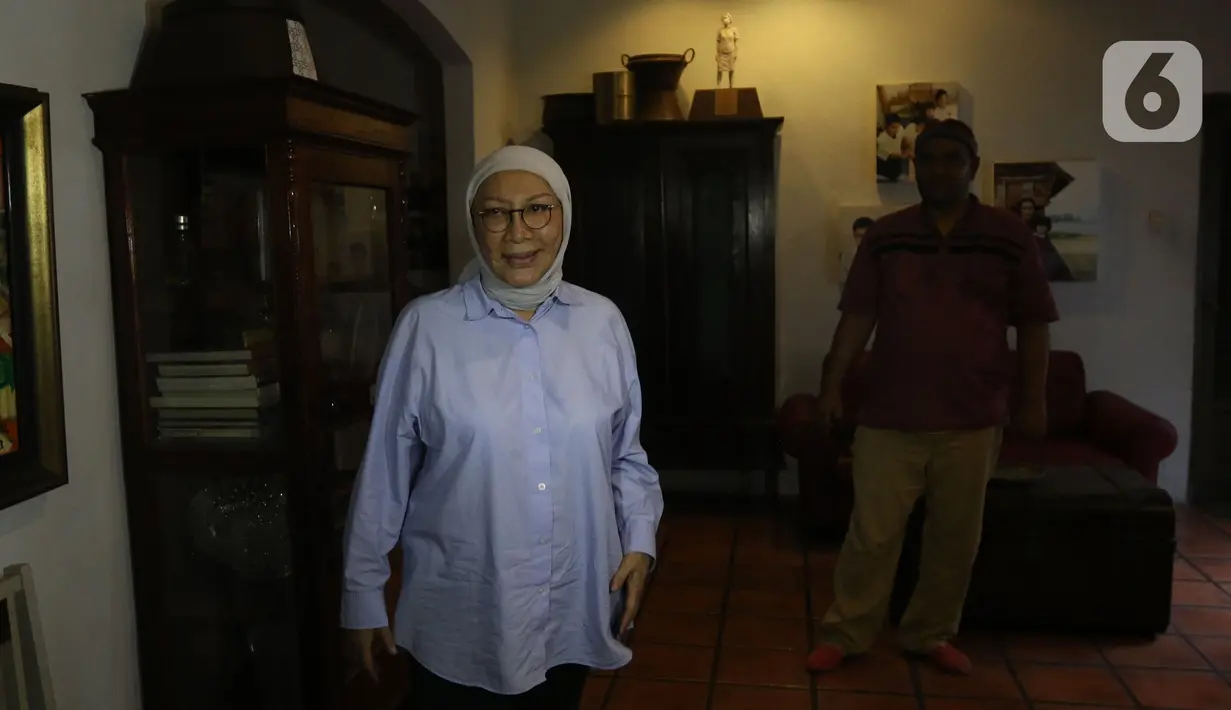 Ratna Sarumpaet menyapa pewarta di kediamannya usai dinyatakan bebas dari hukuman pidana kasus penyebaran berita bohong atau hoaks, Jakarta, Kamis (26/12/2019). Dari total hukuman dua tahun, Ratna hanya mendekam di penjara selama 15 bulan. (Liputan6.com/Herman Zakharia)