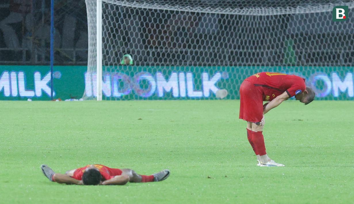 Pemain Persija Jakarta tampak kecewa, Kemenangan yang sudah di depan mata sirna. (Bola.com/M Iqbal Ichsan)
